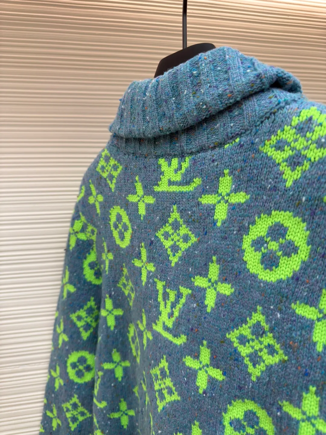 LOUIS VUITTON green yarn woolen jacket ●Authentic product: Purchased and developed for 12900 ●Item number: 1680367-C65 ●Fabric: wool fabric ●Technology: woolen making ●Version: loose fit ●Weight: about 850 grams ●Size: XS-S-M-L ●Description: This colored yarn is not in stock in the market. In order to restore the 1:1 effect of the original version, we use 100% wool to make a 1:1 color customization based on the original version. Customize the count of the original version + customize the color points on the original color yarn + customize the color of the original color yarn. The customization and coloring of the yarn alone takes 3 months. The dyeing cycle of the color yarn is long and time-consuming. The coloring and color testing is repeated more than 5 times before the final effect is determined; the loom adopts the latest 2022C The ixing 5-needle ultra-fine machine uses a 1:1 parallel knitting method based on the original version. Each piece takes 210 minutes. It is not like those ordinary computerized flat knitting machines. In order to rush the goods, the speed is turned to the limit. The stitches of the knitted pieces are of different sizes, with lettering and patterns. For our entire garment, the texture of the pieces is cleaned, without lettering, and there will be no patterning on the pieces, which greatly ensures the texture and clear texture of the pieces. The overall wiring is straight and delicate, the fabric is comfortable and soft, and the color is consistent without color difference. It can be matched with the same style to create a fashionable look and control various occasions. Customized accessories, complete with three standards, same style for men and women!